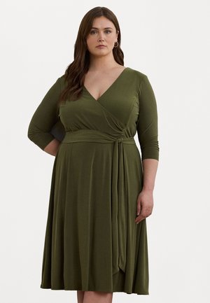 Abito avvolgente verde oliva in morbido tessuto jersey. Presenta maniche a tre quarti, scollatura a V e dettagli drappeggiati in vita.