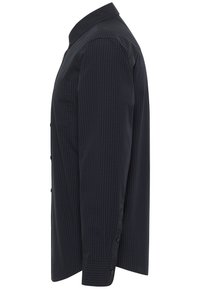 Camicia a maniche lunghe di colore blu scuro con un motivo a quadri, realizzata in cotone, dotata di colletto a punta e chiusura con bottoni.