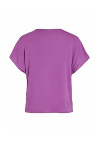 Haut violet à manches courtes avec une coupe décontractée, un col rond et un tissu léger et lisse. Pas de motifs ni de détails matériels visibles.