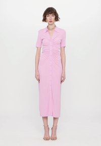 Getailleerde roze midi-jurk met korte mouwen, voor knopen en geplooide details aan de zijkant. Glad stoffen met een lichte rek.