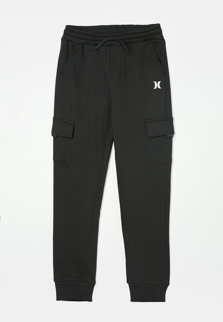 Pantalon de jogging noir en coton avec taille élastique à cordon de serrage, deux poches cargo sur les côtés, poignets côtelés et un petit logo blanc sur la cuisse.