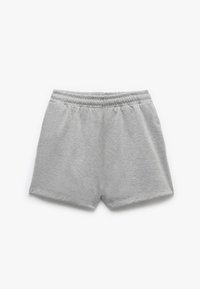 Bermudas deportivas de color gris claro hechas de una tela suave. Cuentan con una cinturilla elástica y un corte holgado, con una textura lisa y sin patrones visibles.