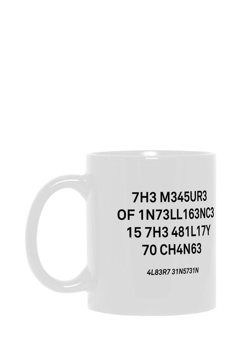 Taza de cerámica blanca con un diseño de texto negro que presenta caracteres numéricos y alfabéticos simulando el leetspeak. Bordes rectos y un asa curva.