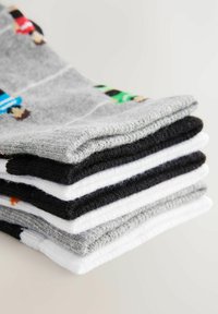 Set di cinque paia di calzini, con colori grigio, nero, bianco e fantasie. Texture morbida con accenti di colori a contrasto. Design lavorato a macchina.