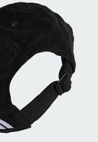 Gorra de pana negra con visera curvada, correa ajustable con hebilla de plástico y costura blanca de acento en la parte frontal.