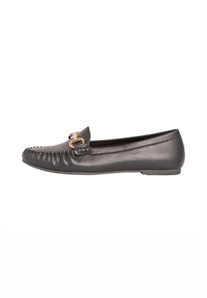 Mocasines de cuero negro con un acabado texturizado, detalles de costura a lo largo de la puntera y un acento en tono dorado en el lateral.
