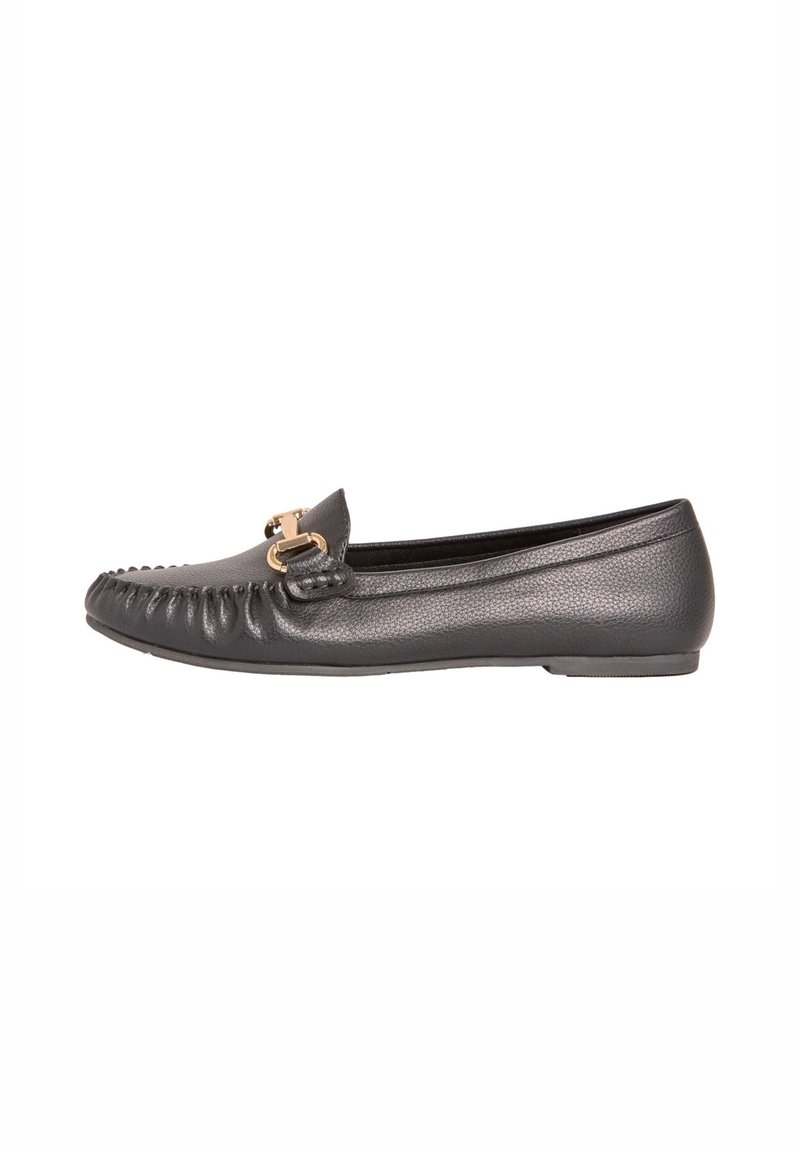 Mustvalge nahast loafers'id, millel on tekstuuriga viimistlus, õmblustähtedega esiosa ja kuldse tooni aktsent küljel.