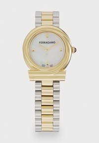 Kijelölve, gold-coloured/silver-coloured