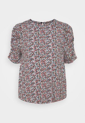 Blouse à manches courtes à motif floral avec des fleurs roses, blanches et bleues sur fond noir, dotée d'un col rond et de manches légèrement bouffantes.