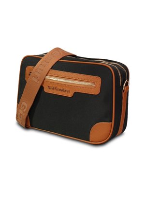 Sac bandoulière rectangulaire noir avec garniture en cuir marron, poche avant zippée et large sangle marron avec texte embossé.