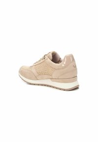 Zapatilla beige con paneles de ante y malla, punta redonda y cordones. Presenta una suela acolchada y acentos brillantes en el talón.