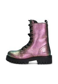 Botas de combate con cordones en material sintético iridiscente púrpura y verde, con una suela negra gruesa y un acabado texturizado.