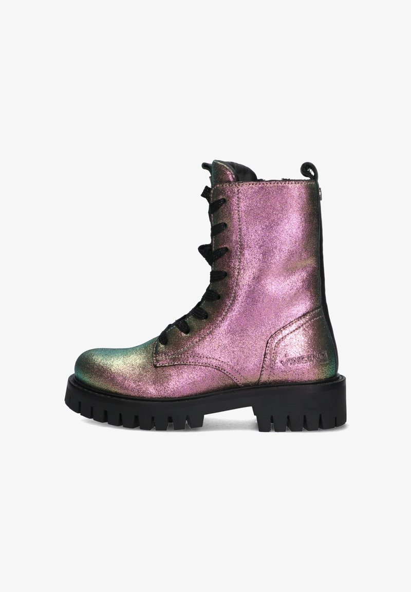 Botas de combate con cordones en material sintético iridiscente púrpura y verde, con una suela negra gruesa y un acabado texturizado.