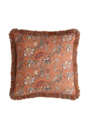 Quadratisches rost-orangefarbenes Kissen mit detailliertem Blumenmuster und fransigen Rändern in passenden Rosttönen auf weißem Hintergrund.