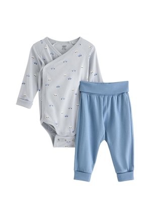 Lichtblauwe longsleeve bodysuit met autootjespatronen en bijpassende blauwe broek met ribgebreide boorden en een elastische taille, gemaakt van zachte stof.