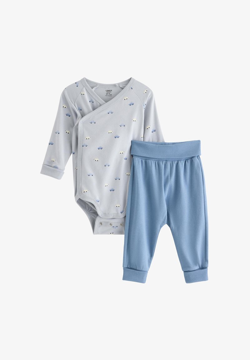 Bodysuit à manches longues bleu clair avec des motifs de voitures et pantalon bleu assorti avec des poignets côtelés et une taille élastique, fabriqué en tissu doux.