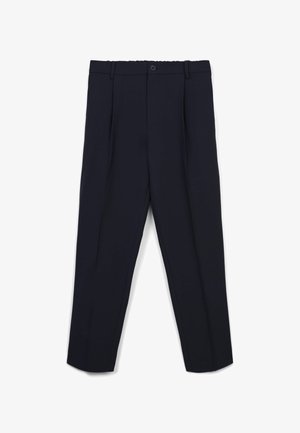 Pantaloni navy con una texture liscia, vita plissettata, chiusura con bottone e design affusolato, dotati di tasche su entrambi i lati.