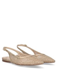 Zapatos slingback beige con un diseño de malla trenzada y punta afilada, que cuentan con un tacón pequeño y una correa ajustable en el tobillo.