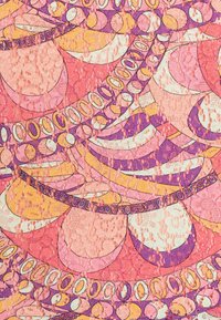 Texturovaná tkanina s barevným vzorem obsahujícím růžové, oranžové a fialové tvary, kruhy a linie, vytvářející vrstvený design.