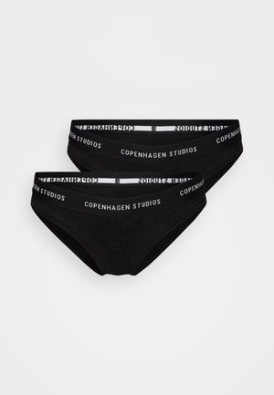 Fekete pamut alsónadrágok bordázott textúrával és kontrasztos fehér logós derékgumival. Két pár egymásra rakva, egyszerű, testhezálló kialakítással.