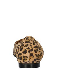 Chaussure plate en imprimé léopard avec une texture douce en suède, un bout arrondi et une semelle noire. Le design arbore une base chamois avec des taches foncées.