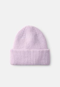 Căciulă tricotată ribbed de culoare violet deschis, cu o margine pliată. Textură moale și design simplu, potrivită pentru purtarea în timpul iernii.