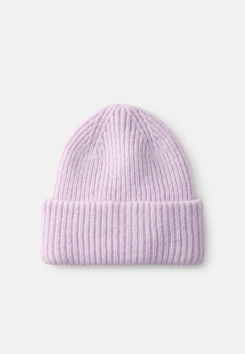 Căciulă tricotată ribbed de culoare violet deschis, cu o margine pliată. Textură moale și design simplu, potrivită pentru purtarea în timpul iernii.
