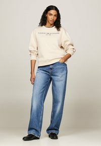 Tommy Hilfiger LOGO - Felpa - classic beige