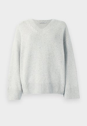 Maglione lavorato a maglia grigio chiaro con scollo a V, orlo e maniche a costine. Presenta un tessuto testurizzato con leggere macchie sparse.