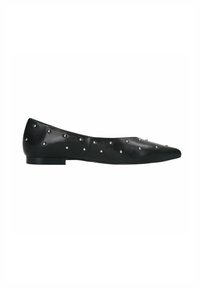 Zwarte leren ballerina's met een puntige neus, versierd met zilveren studs, met een platte zool en een gladde textuur. Geen zichtbare merknaam.