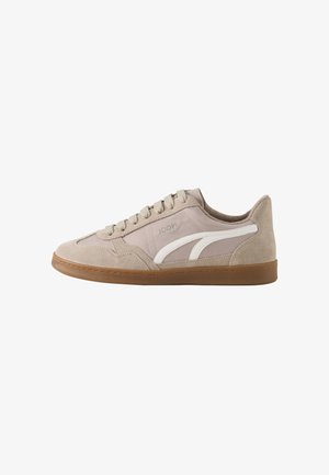 Beiger Wildleder- und Ledersneaker mit weißem Seitenstreifen, Schnürverschluss und brauner Gummisohle, von der Außenseite betrachtet.
