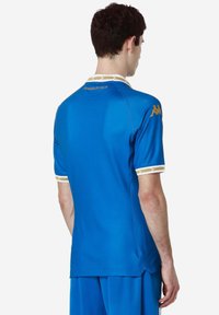 Blauwe sporttrui met korte mouwen, voorzien van een witte en gouden kraag, gouden accenten op de mouwen en een gladde, lichte stof.
