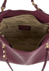 Borsa in pelle bordeaux con hardware dorato, chiusura a cerniera superiore e rivestimento interno beige con motivo che presenta il logo "Pierre Cardin". Scomparti interni.