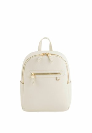 Mały biały plecak z teksturowanej skóry z złotymi zamkami błyskawicznymi, przednią kieszenią na zamek, bocznymi kieszeniami i górnym uchwytem do przenoszenia.