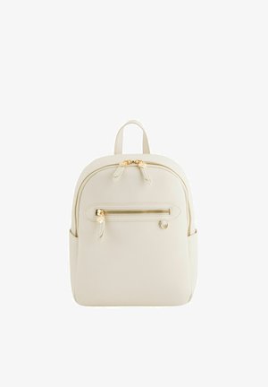 Mochila pequeña de cuero blanco texturizado con cremalleras doradas, un bolsillo frontal con cremallera, bolsillos laterales y un asa superior para llevar.