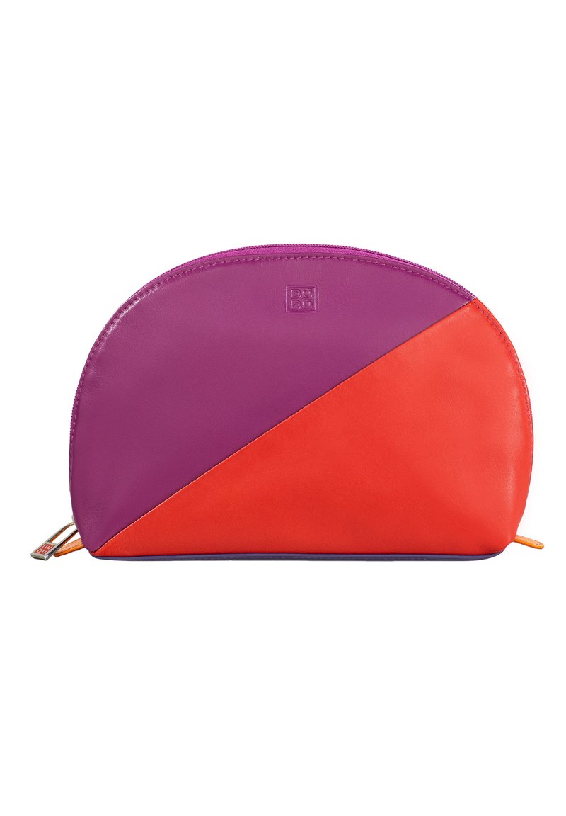 Pochette in pelle con un design diagonale viola e arancione, caratterizzata da una texture liscia, un top arrotondato e una chiusura con zip sulla parte superiore.