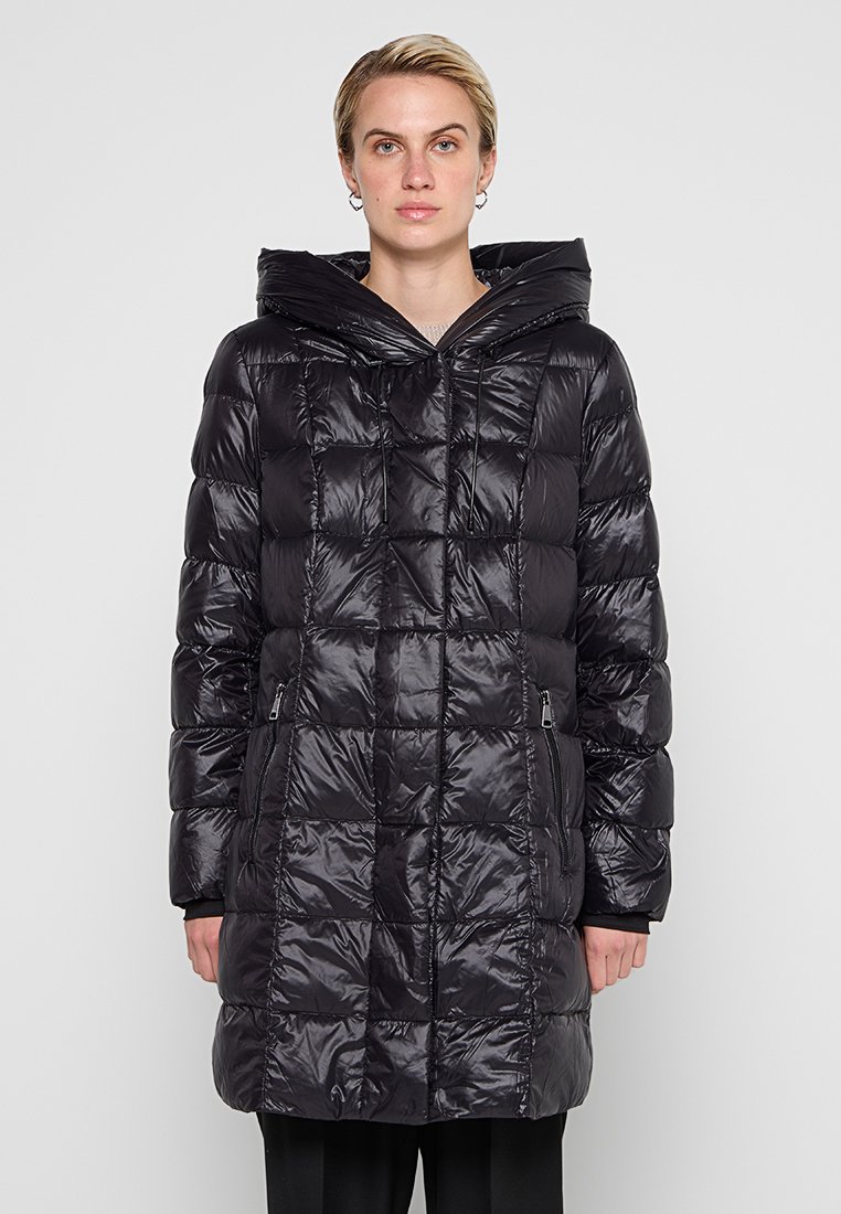 Schwarze, gesteppte Puffjacke mit Kapuze, glänzender Optik, vorderen Reißverschlusstaschen und mittellangem Schnitt.