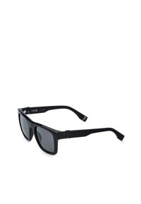 Lunettes de soleil rectangulaires noires avec verres foncés et branches droites, présentées sur un fond blanc.