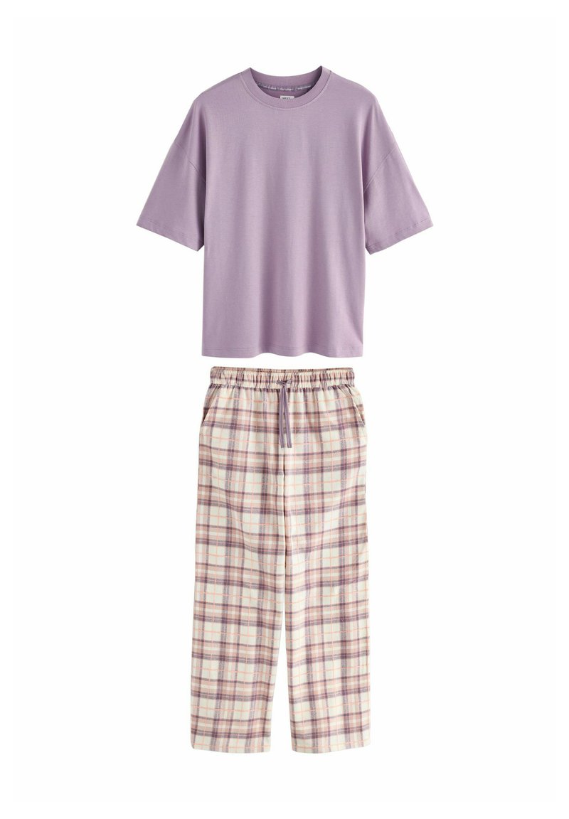 Levendula színű, rövid ujjú környakú póló, amely magas derekú, zsinóros kockás nadrággal van párosítva, puha krém, rózsaszín és lila árnyalatokban.