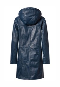 Marineblaue Lederjacke mit Kapuze, ausgestattet mit einer glatten Oberfläche, langen Ärmeln und einem geraden Schnitt. Sauberes Design mit minimalen Akzenten.