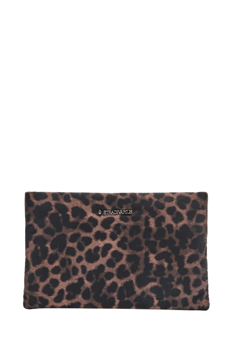 Pochette con stampa leopardata in morbido tessuto; presenta un motivo marrone e nero con una leggera lucentezza. Include un accento con logo argentato.