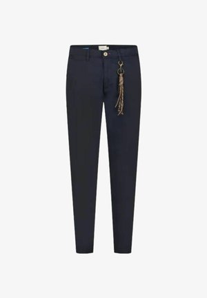 Pantaloni fitted blu navy in misto cotone, con un anello in metallo dorato e un accento intrecciato attaccato al passante anteriore della cintura.