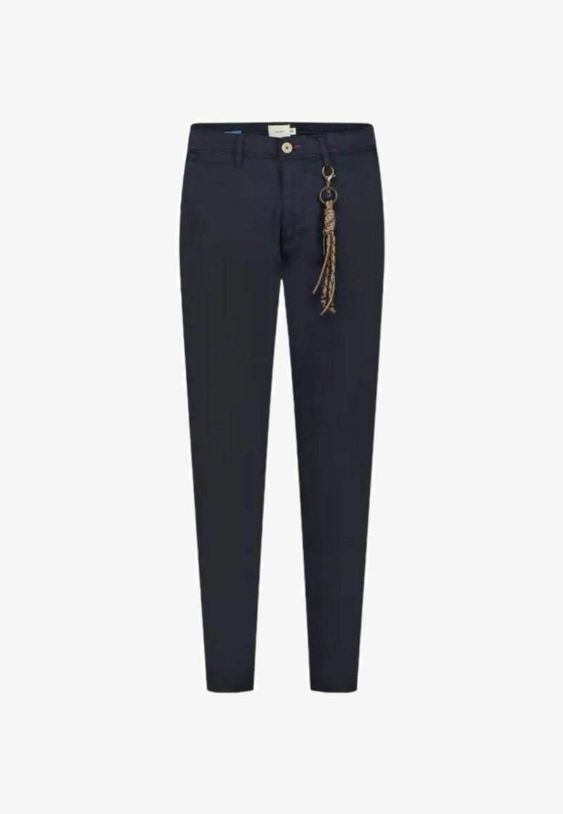 Pantaloni fitted blu navy in misto cotone, con un anello in metallo dorato e un accento intrecciato attaccato al passante anteriore della cintura.