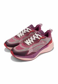 Chaussures de sport avec un dessus en tricot dans des nuances de rose et de violet, dotées de lacets blancs, d'une semelle texturée et d'une semelle intermédiaire rembourrée pour un soutien optimal.