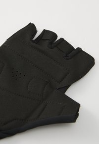 Sort fingerløs handske lavet af fleksibelt materiale, med tekstureret overflade, forstærket syning, ventilationshuller og justerbare stropper.