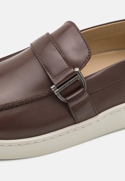 Stuart Weitzman HAMPTONS BUCKLE LOAFER - Slip-ins - dark brown
