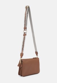 Borsa a tracolla in pelle marrone con una tracolla grigia, con la scritta "Valentino" in caratteri neri, chiusura a zip e dettagli in oro.