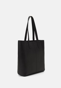 Borsa a tracolla nera in pelle con due manici lunghi. Forma rettangolare, texture liscia e dettagli di cucitura delicati sul davanti.