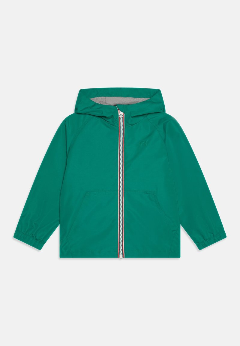 Veste à capuche verte en matériau léger, avec une fermeture éclair complète à l'avant ornée d'une bande rouge et blanche, et deux poches avant.