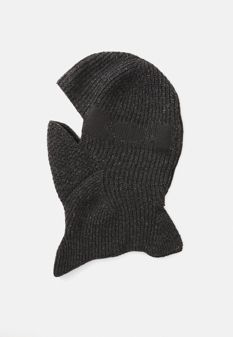 Svart strikket balaclava med et teksturert mønster, med en myk overflate og en elastisk stropp langs fronten for en sikker passform.